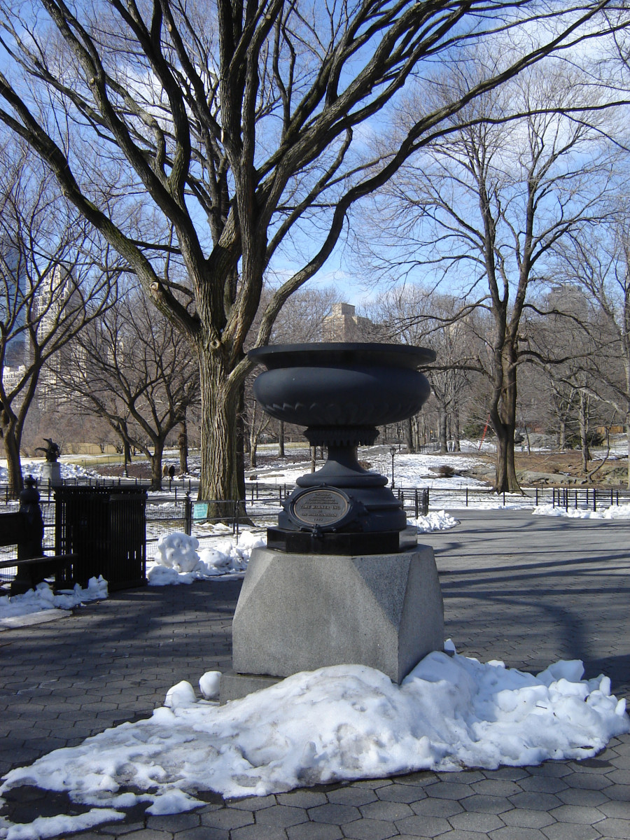 Urns -central park bandshell (2)