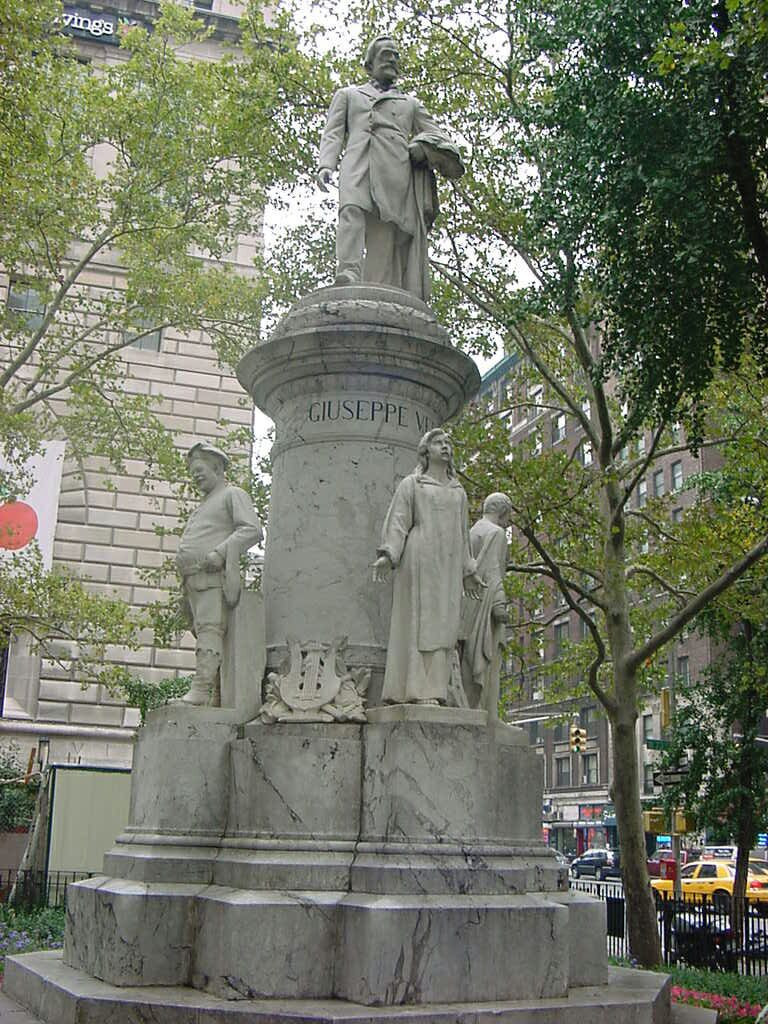 Statues on ped., surrounding statues