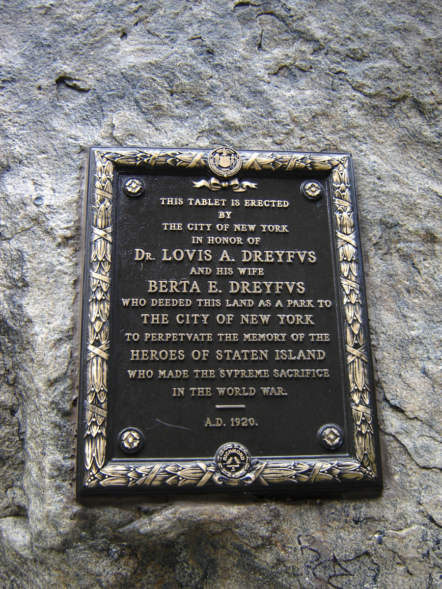 Plaque mounted on south side of Sugar Loaf Rock