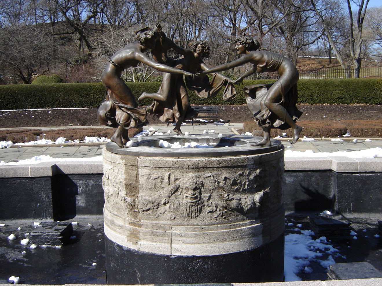 3 dancing girls in circular pool