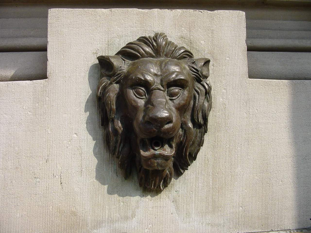 Display fountain, lion head fill spout