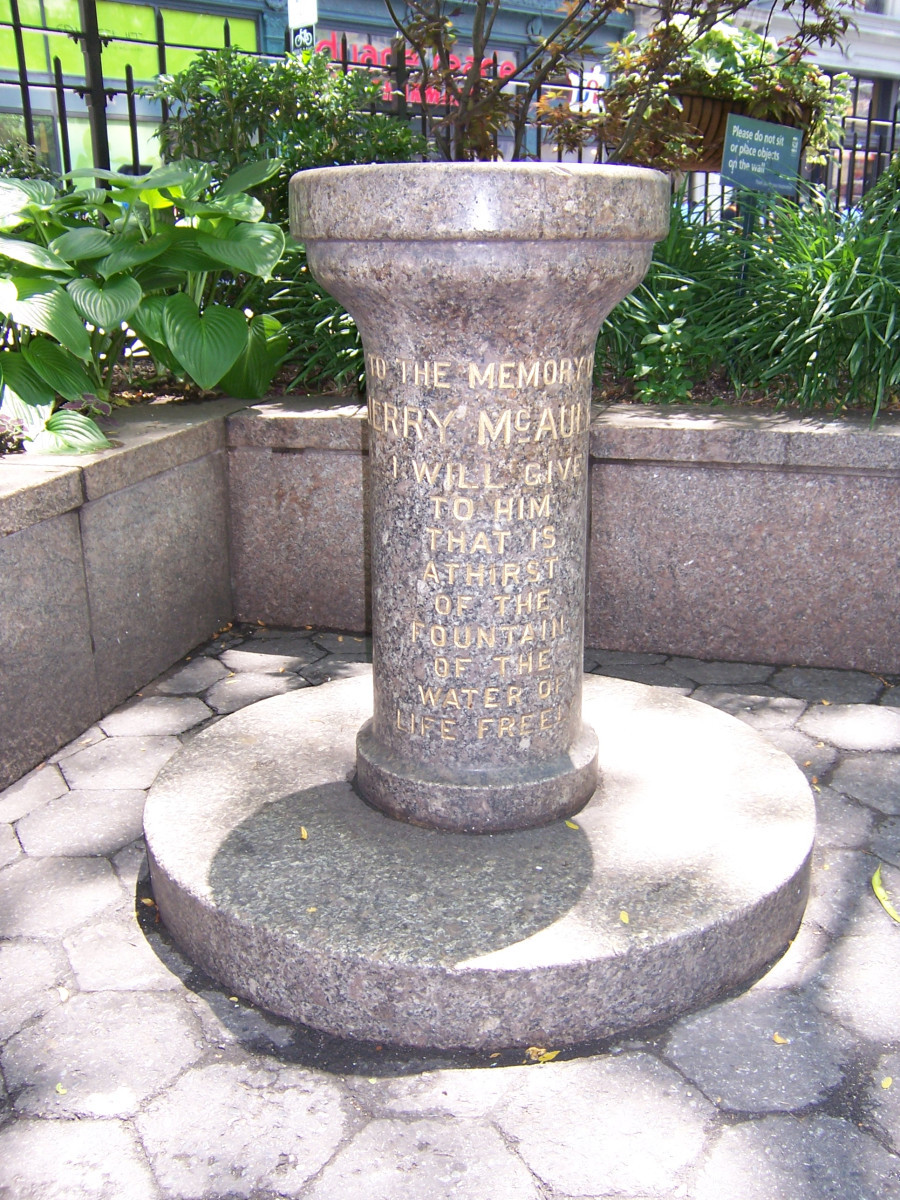 Drinking fountain fitted to the top of a circlar shaft resting on a circular-step base