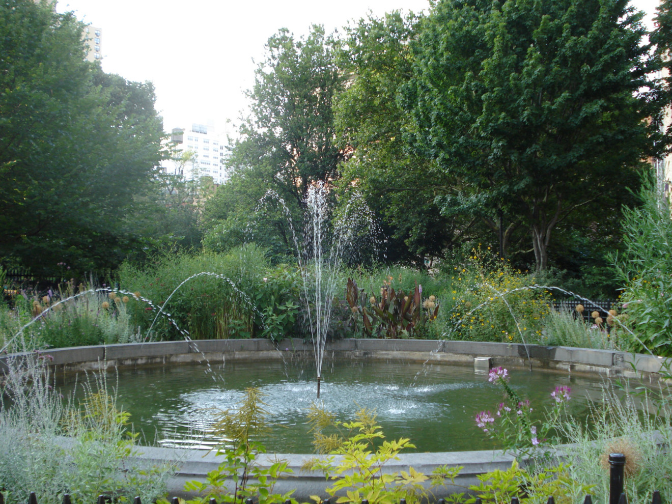 2 fountains with single center jet