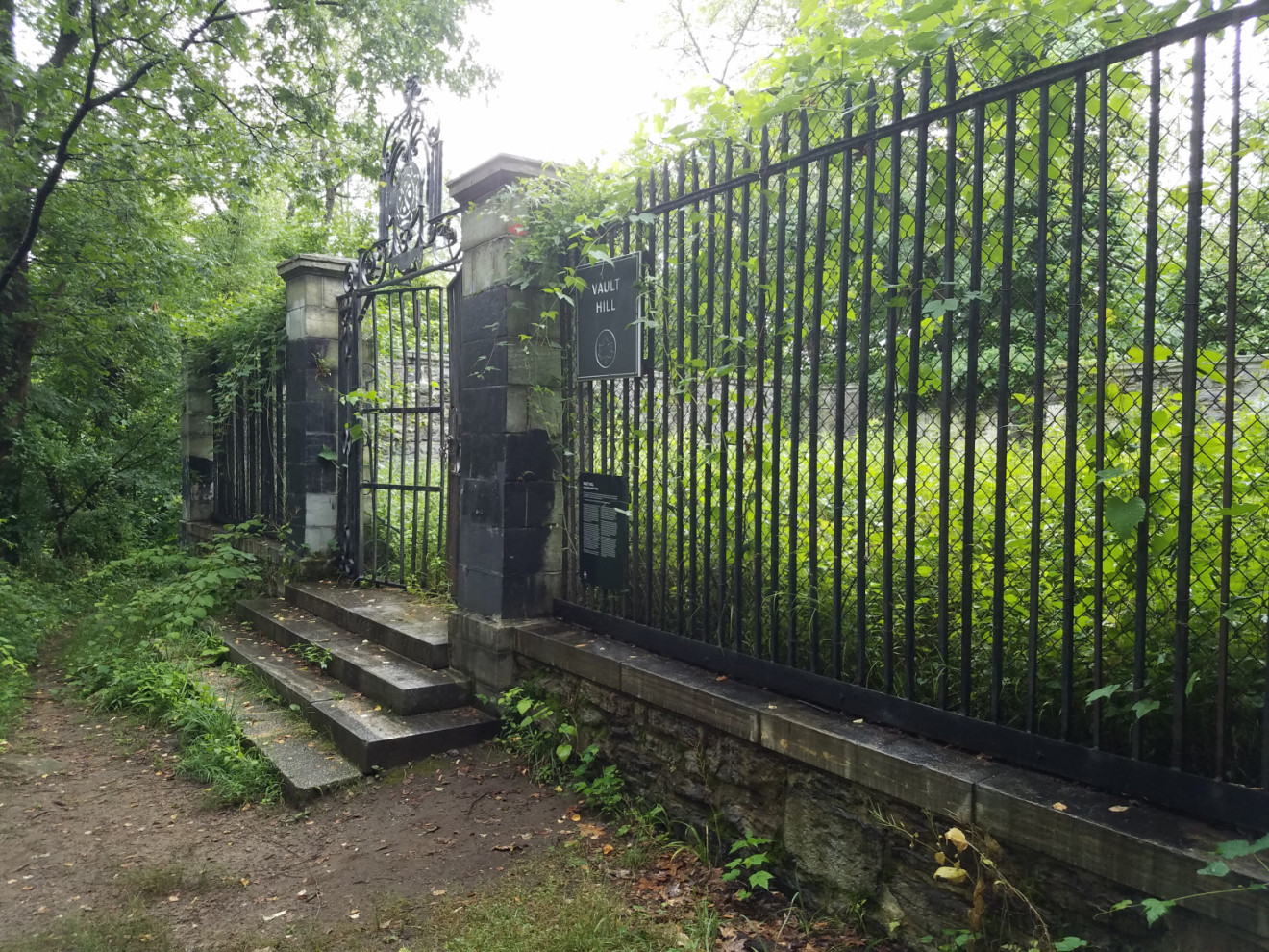 3 sided fieldstone wall, monolith