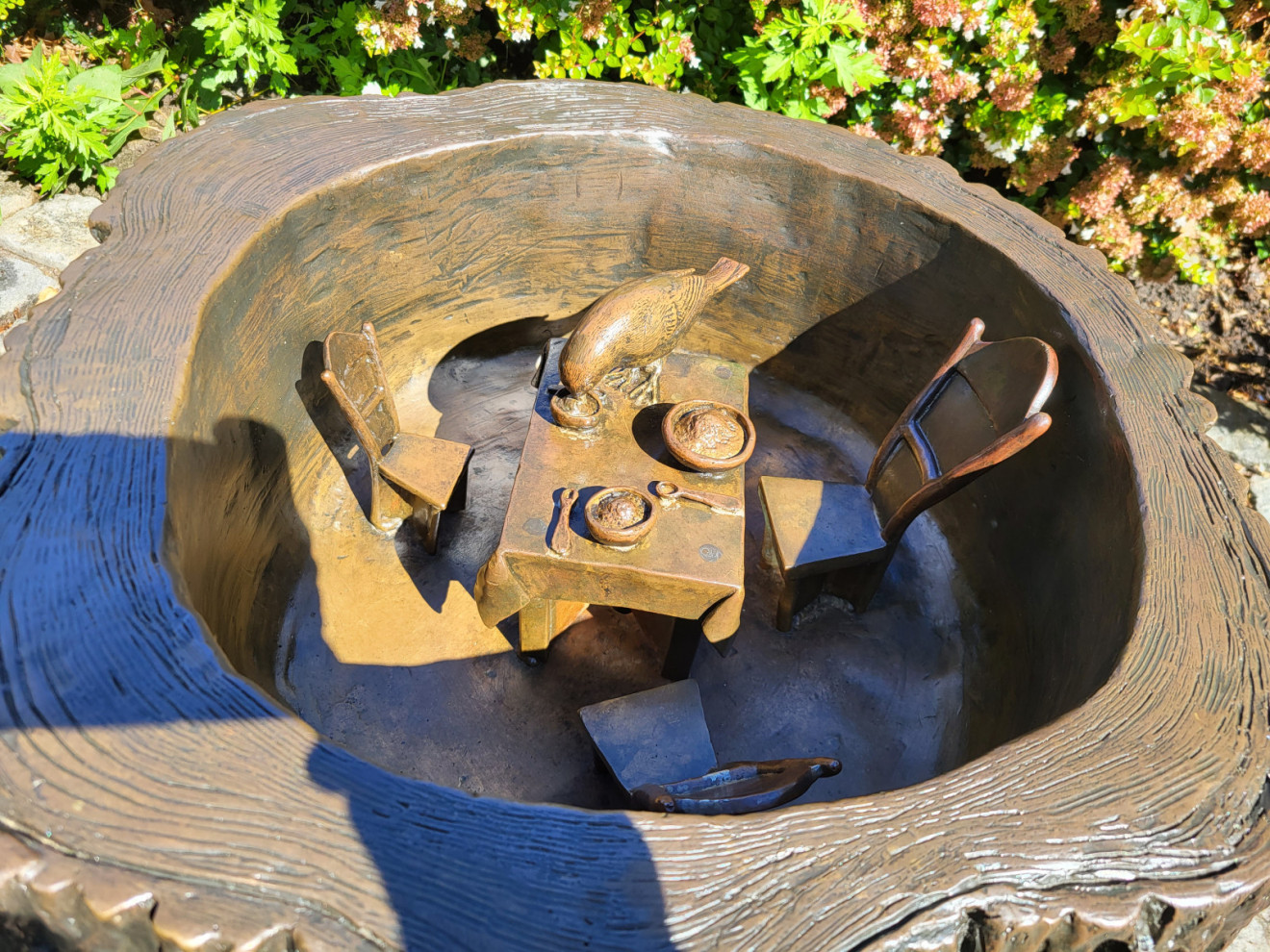 Hollowed out tree-stump form with a bird at a 