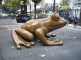 Figural sculpture of a mother and baby coqui frog