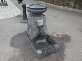 Drinking fountain with basin in form of dog