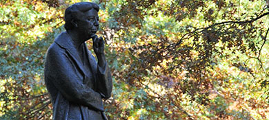 monument of Eleanor Roosevelt surrounded by fall foliage