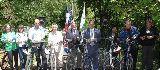 Officials, including Parks Commissioner Adrian Benepe, cut the ribbon on the Bronx River bike path in Bronx Park, May 28, 2008. Photo by Daniel Avila.