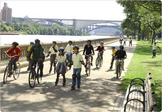 A group bikes and blades the Harlem River Speedway, a two-mile stretch of waterfront open space that runs adjacent to the Harlem River between 163rd and Dyckman Streets, September 30, 2003. Photo by Malcolm Pinckney.