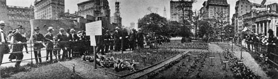 Image of the Back Yard Garden Demonstration in Union Square Park from the Parks Department’s 1916 Annual Report.