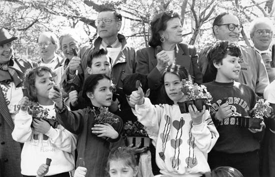 Officials and children proudly display their green thumbs.