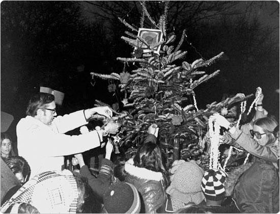 A crowd decorates a New York City Christmas tree in 1971. Courtesy of Parks Photo Archive.