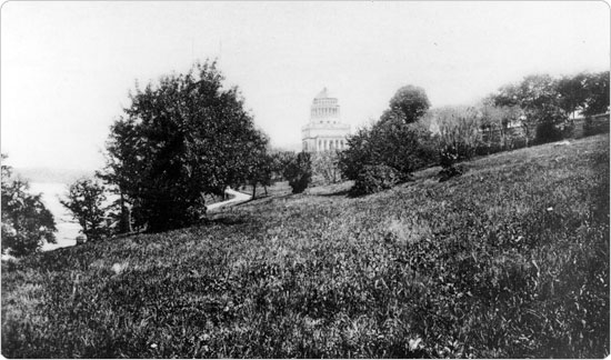 Image of Riverside Park, looking north to Grant?s Tomb, circa 1898. Neg. AR201