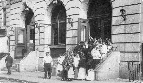 Women line up at the Rutgers Place free public bath, July 27, 1912.