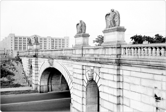 The sea lion pool eagles in their original setting, on top of the Colonial Road Bridge in Bay Ridge, August 1940. Source: Parks Photo Archive, Neg. 18935.