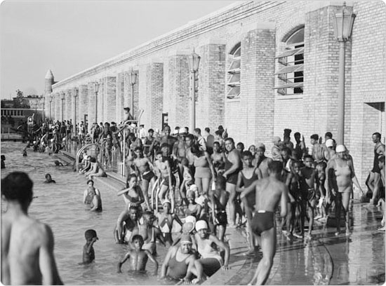 Large crowds enjoy the Colonial Pool (now Jackie Robinson Park Pool) in Manhattan, 1937. Courtesy of Parks Photo Archive, Neg. 12478.