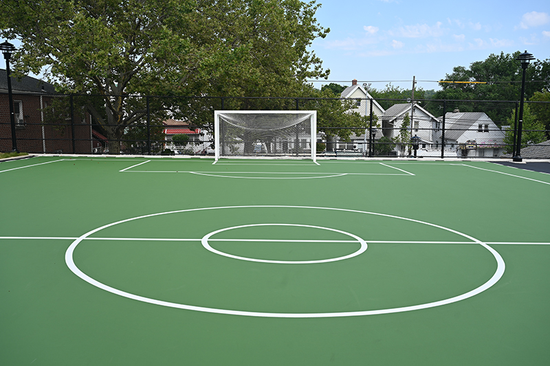 Campo De Basquete Perto De Um Playground Brooklyn Ny Usa Foto Editorial -  Imagem de blecaute, cidade: 251140546