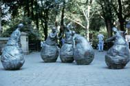 Juan Munoz, Conversation Piece