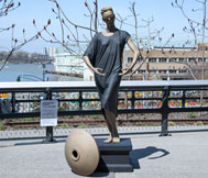 Frank Benson, Human Statue (Jessie), 2011. Photo by Timothy Schenck. Courtesy of Friends of the High Line